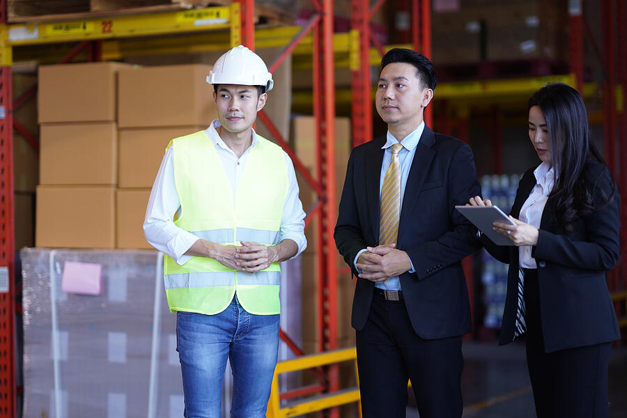 distribution manager coordinating with warehouse development wera rodsawang